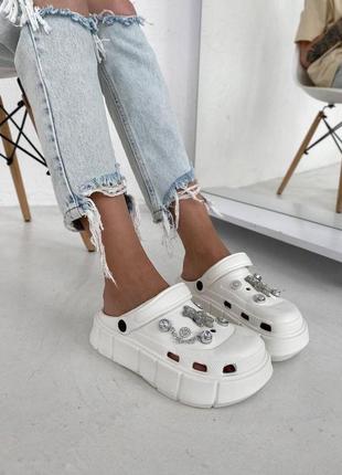 Белые crocs с джибитсами6 фото