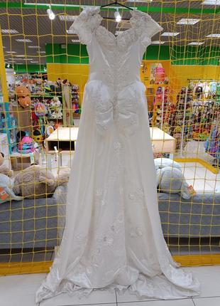Атласное свадебное платье,зи шлейфом,р.144 фото