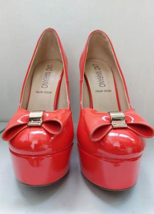 Помаранчеві туфелі.