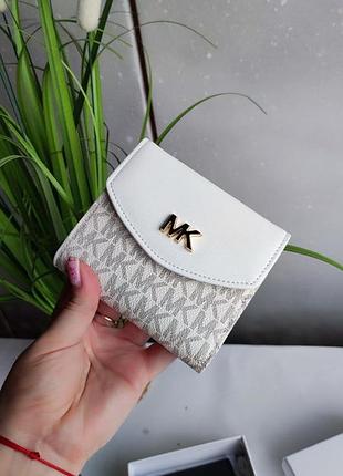 Маленький белый брендовый кошелек майкл