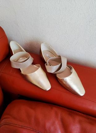 Золотистые кожаные испанские туфли лодочки без каблуков на низком ходу с резинкой вокруг щиколотки 38-39 размер2 фото