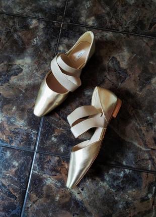 Золотистые кожаные испанские туфли лодочки без каблуков на низком ходу с резинкой вокруг щиколотки 38-39 размер5 фото