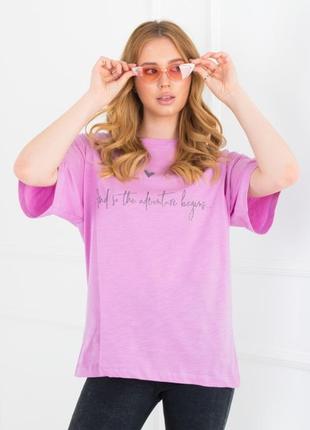 Стильная розовая футболка с надписью оверсайз