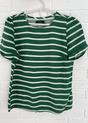 Очень легкая футболочка/блуза 34 размера в зеленого цвета в белую полоску