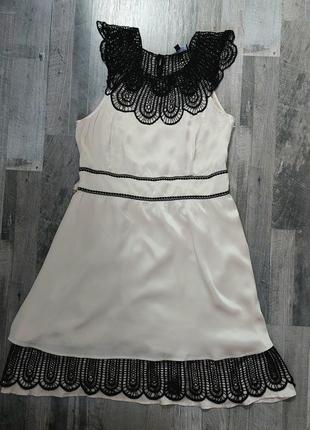 Шелковое платье бежевого цвета с черным кружевом