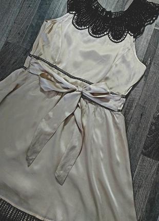 Шелковое платье бежевого цвета с черным кружевом3 фото