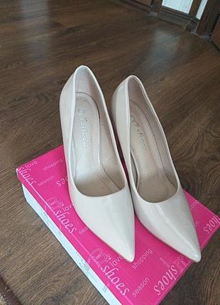 Туфлі на каблуку