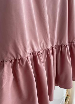 Легенька літня сукня пудрового кольору з воланом внизу2 фото