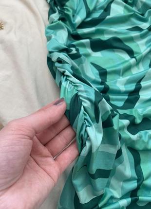 Нова сукня prettylittlething з драпуванням зелена3 фото