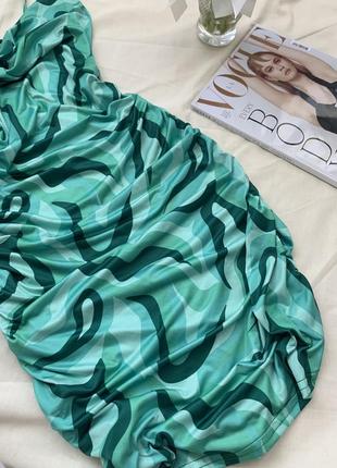 Нова сукня prettylittlething з драпуванням зелена6 фото