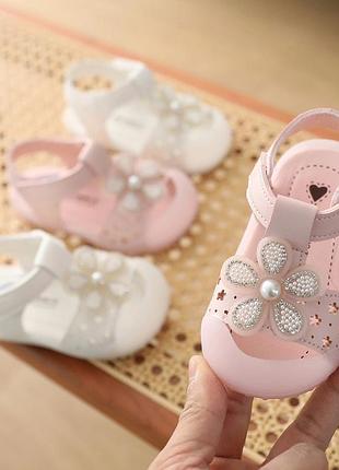 Красивые босоножки для девочки