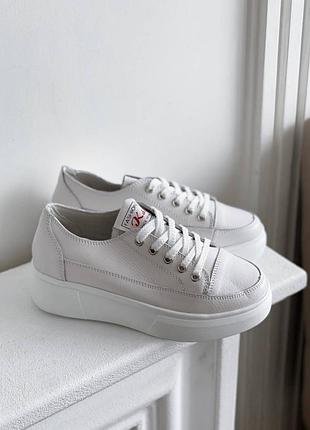 Білі кросівки з натуральної шкіри