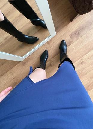 Темно синя сукня довжини міді4 фото