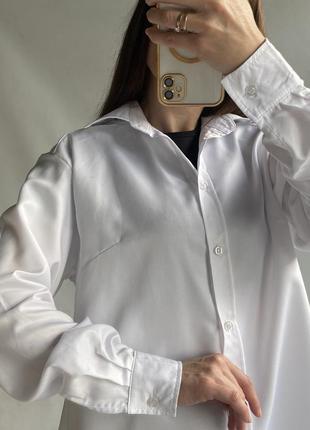 Базовая белая рубашка oversize удлиненная сзади7 фото