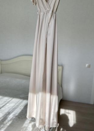 Светлое молочное длинное платье с разрезами размера s4 фото