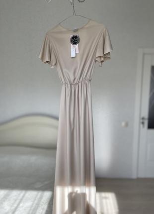 Светлое молочное длинное платье с разрезами размера s5 фото
