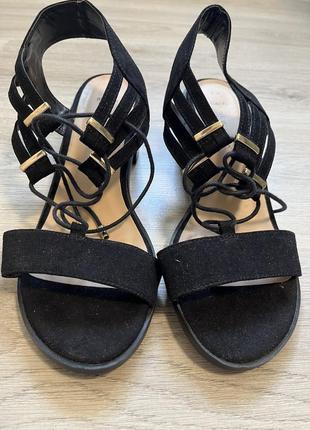 Босоножки на толстом каблуке2 фото