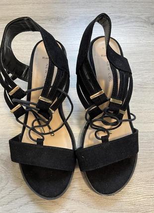 Босоножки на толстом каблуке4 фото
