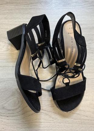 Босоножки на толстом каблуке5 фото