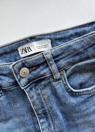 Синие джинсы zara плотные с высокой посадкой разрезом4 фото