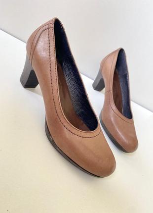 Туфлі жіночі на невисокому каблуку 38 та 39 розміру