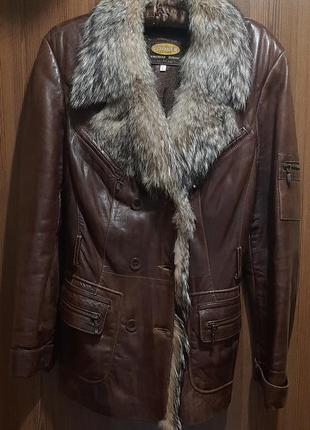 Крутезна жіноча куртка populer leather з натуральної шкіри і коміром з вовка