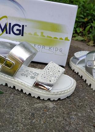 Новые серебряные босоножки сандалии primigi