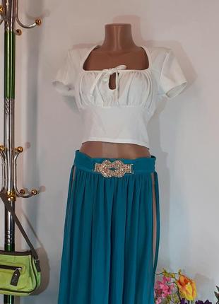 Топ белого цвета с завязками от prettylittlething