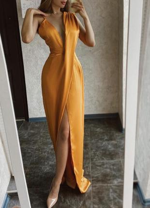 Довга сатинова сукня з розрізом оранжева вечірня нарядна