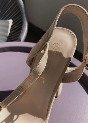 Невероятные нюдовые босоножки на высоких и очень удобных каблуках3 фото