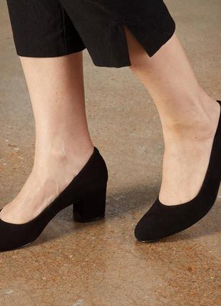 Классические черные замшевые туфли на каблуке