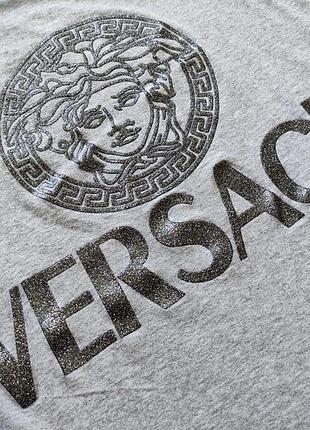 Футболка в стиле versace с блестящим принтом2 фото