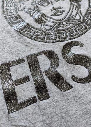 Футболка в стиле versace с блестящим принтом3 фото