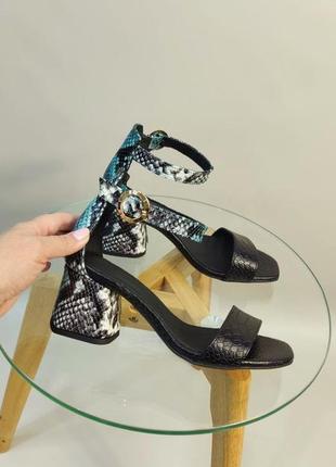 Босоножки из эксклюзивной кожи на удобном каблуке