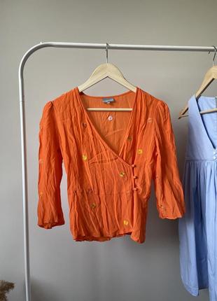 Летняя блуза на запах оранжевого цвета с вышитыми цветками oliver bonas2 фото