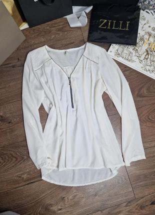 Блуза молочного цвета  с молнией на груди и обрдочком