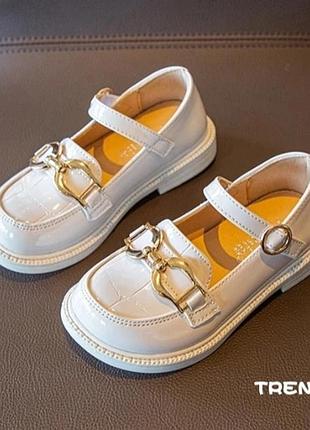 Крутые лаковые туфли на девочку