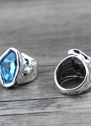 Массивное серебристое кольцо с синим камнем1 фото