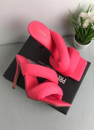 Яркие розовые «дутые» мюли на каблуке plt, с квадратным носком на шпильке3 фото
