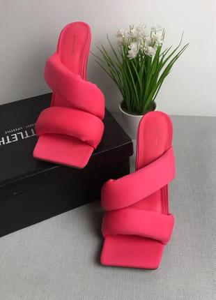 Яркие розовые «дутые» мюли на каблуке plt, с квадратным носком на шпильке5 фото