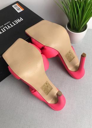 Яркие розовые «дутые» мюли на каблуке plt, с квадратным носком на шпильке9 фото