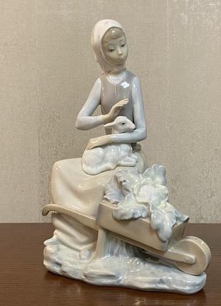 Порцелянова статуетка lladro «дівчина з тачкою».