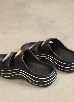 Стильные пляжные черные шлепанцы, шлепки женские черного цвета резиновые/пена,женская обувь на лето 2023-20243 фото