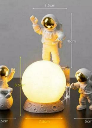 Набор стаьуэток космонавтов с ночником в виде солнца