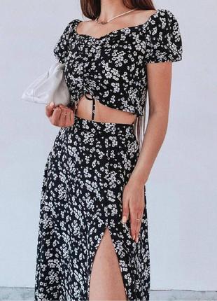 Костюм женский черный с цветочным принтом топ на затяжках юбка миди на высокой посадке с разрезом по ноге качественный стильный2 фото
