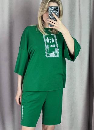 Женский костюм с вышивкой унисекс стильный оверсайз футболка и + шорты зеленый4 фото
