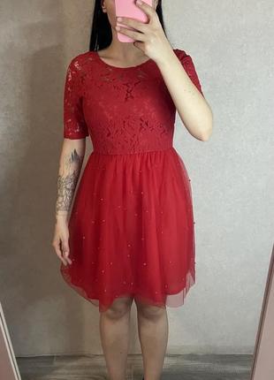 Платье красного цвета