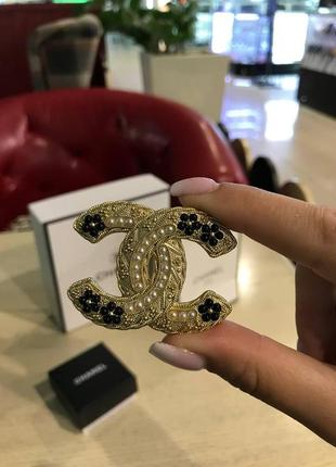 Брендовая брошь шанель