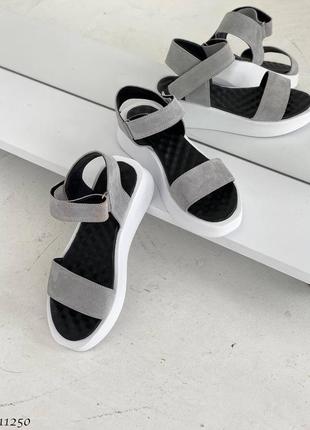 Босоножки замшевые