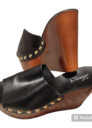 Шлепанцы на танкетке